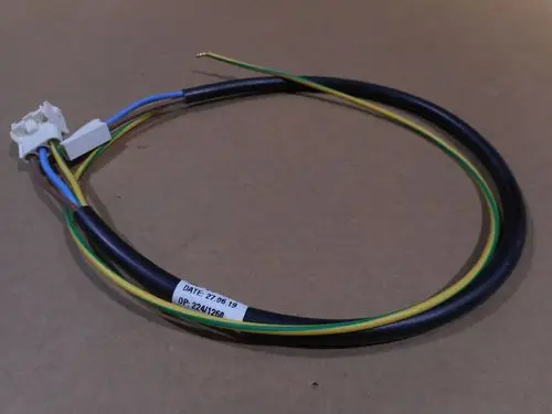 Stromkabel mit mehreren farbigen Drähten und einem weißen Stecker. Angebracht ist ein Aufkleber mit dem Datum 27.06.19. Hergestellt von Remeha.